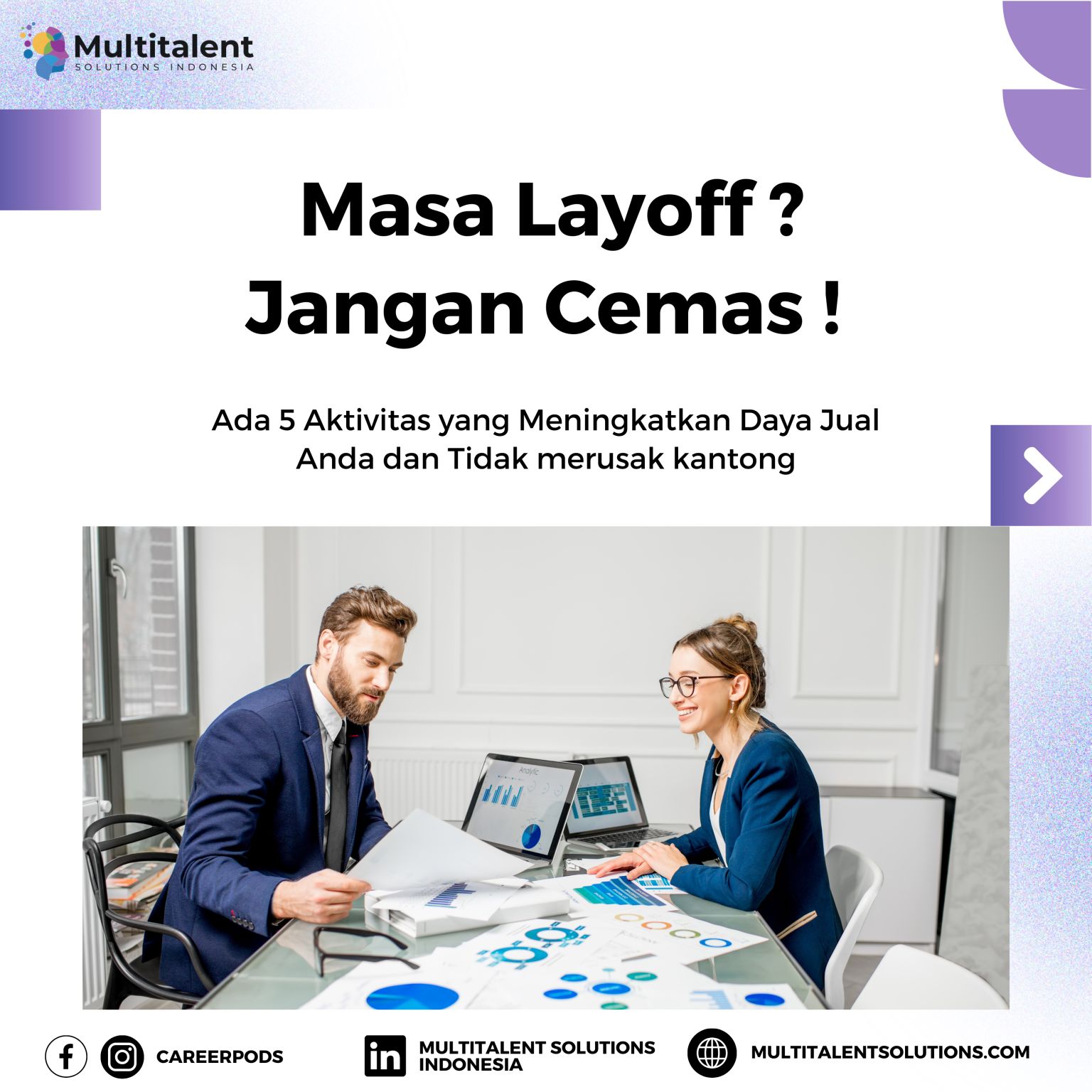 Dua profesional sedang berdiskusi tentang data bisnis dan strategi peningkatan daya jual setelah layoff