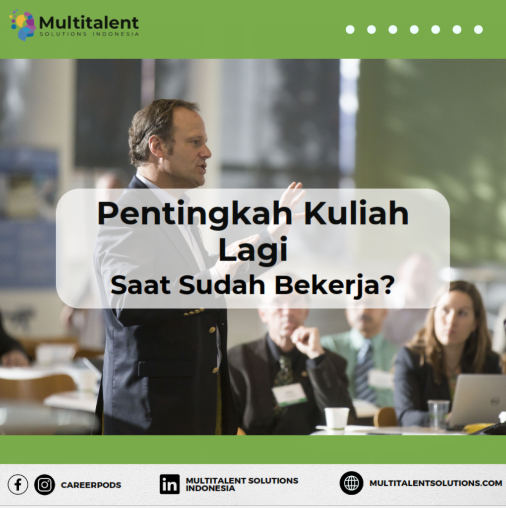 Seorang pria berbicara di depan audiens dalam seminar profesional, mencerminkan diskusi tentang pentingnya kuliah lagi sambil bekerja.