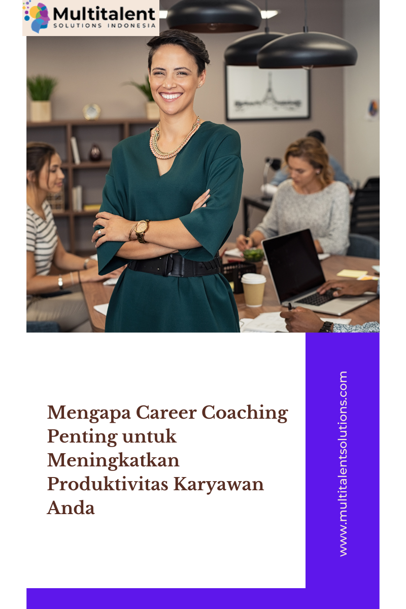 Seorang wanita profesional tersenyum percaya diri di depan tim kerja, melambangkan pentingnya career coaching untuk meningkatkan produktivitas karyawan.