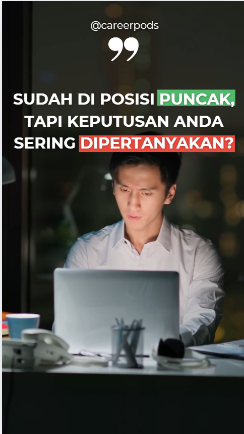 Seorang pemimpin muda sedang bekerja dengan serius di depan laptop pada malam hari, dengan teks overlay bertuliskan 'Sudah di posisi puncak, tapi keputusan Anda sering dipertanyakan?
